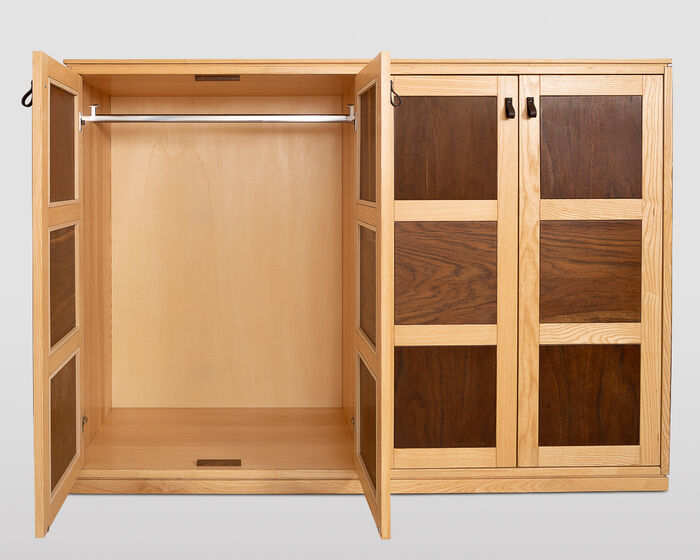 Armadio in legno a quattro ante in stile scandinavo 