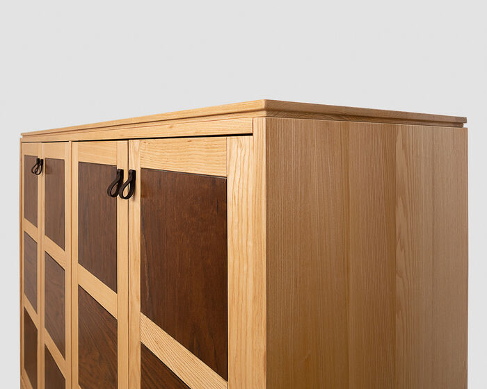 Armadio in legno a quattro ante in stile scandinavo 