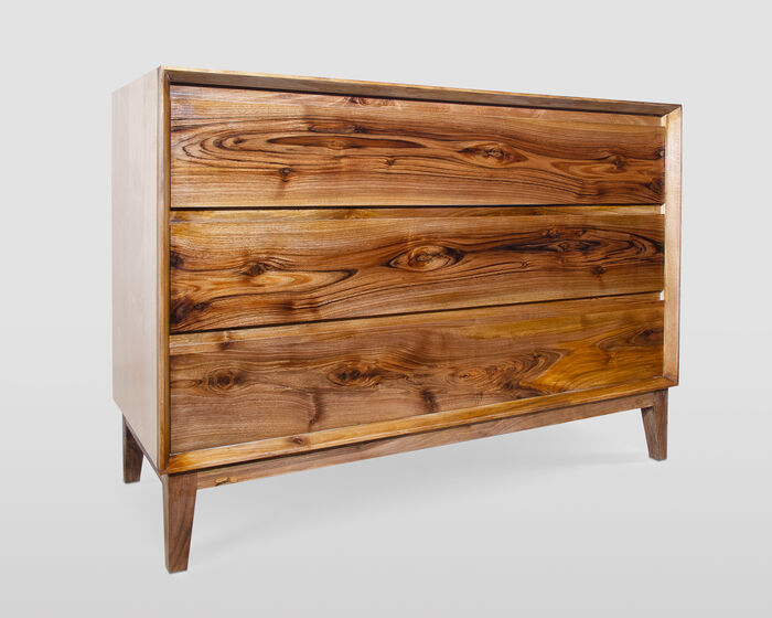 Moderner Kleiderschrank aus massivem Holz mit drei Schubladen