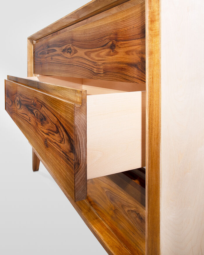 Moderner Kleiderschrank aus massivem Holz mit drei Schubladen
