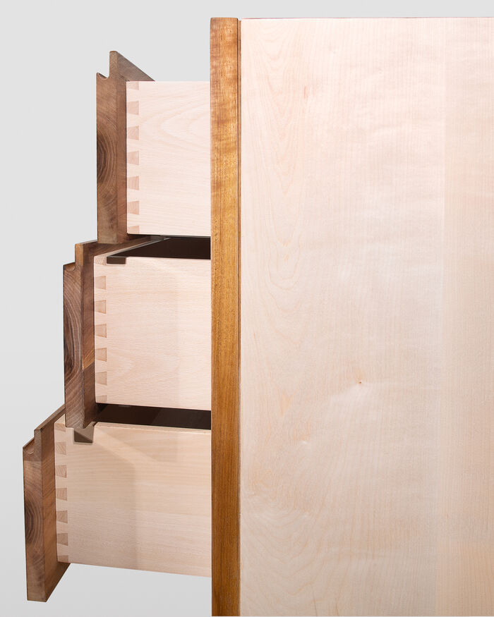 Moderner Kleiderschrank aus massivem Holz mit drei Schubladen