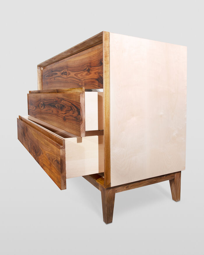 Moderner Kleiderschrank aus massivem Holz mit drei Schubladen