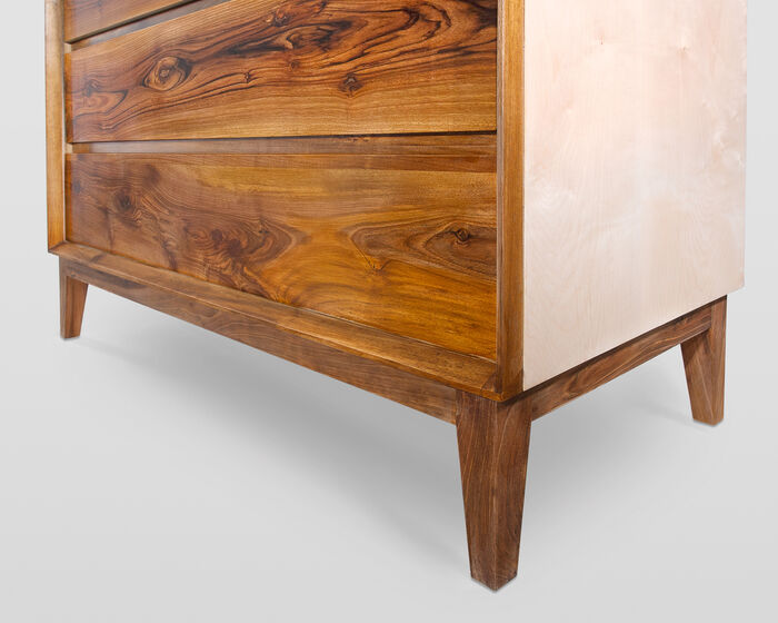 Moderner Kleiderschrank aus massivem Holz mit drei Schubladen