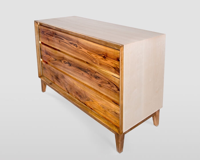 Moderner Kleiderschrank aus massivem Holz mit drei Schubladen